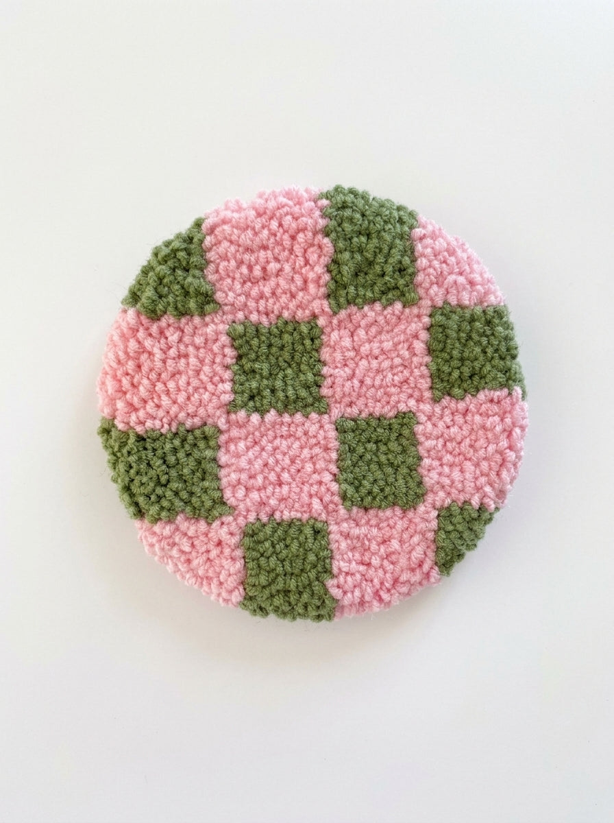 Punch Needle Checkerboard Coaster, 1 Piece Cute Tufted Yarn Cup Mat, Soft Round Checkered Drink Coaster with Handmade Style Texture, Decorative Mug Coaster for Coffee Cups, Tea Cups, Home and Office Decor, Gift for Craft Lovers