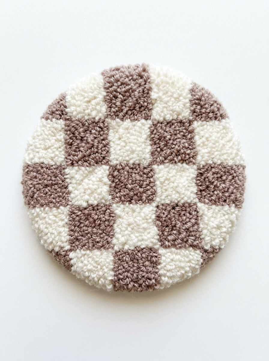Punch Needle Checkerboard Coaster, 1 Piece Cute Tufted Yarn Cup Mat, Soft Round Checkered Drink Coaster with Handmade Style Texture, Decorative Mug Coaster for Coffee Cups, Tea Cups, Home and Office Decor, Gift for Craft Lovers